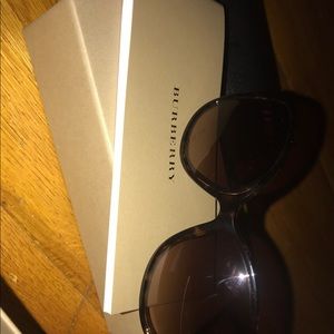 BURBERRY SUNGLASSES